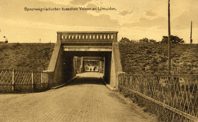 170126 Gezicht op de viaducten in de spoorlijnen naar Beverwijk (voorgrond) en IJmuiden (achtergrond) ten noorden van ...